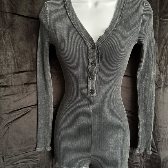 Junie Clothing, Gray ribbed long sleeve romper, size S - Picture 2 of 6